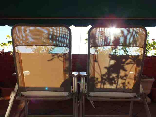 Sillas al sol